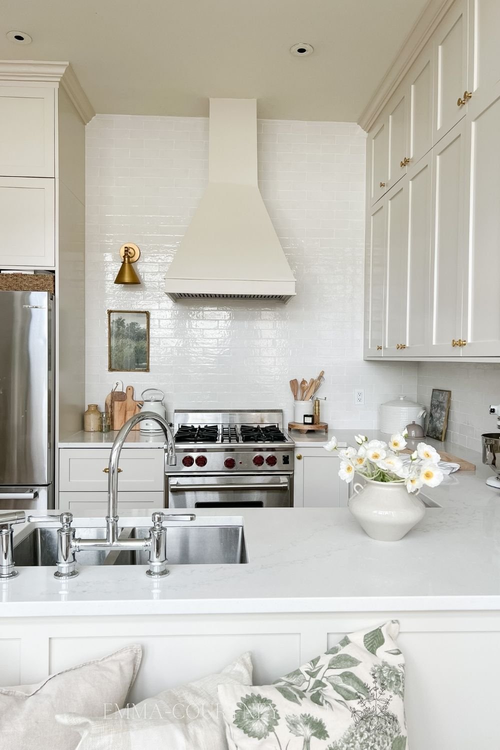 Stylish Cream-Coloured Kitchen Cabinets for Your Modern Home