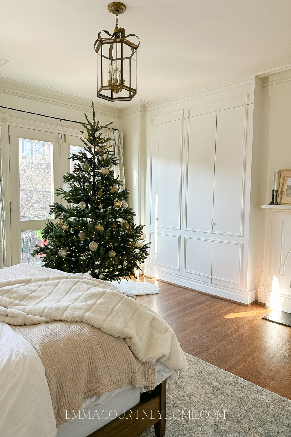 built-in wardrobe with christmas tree to the left
